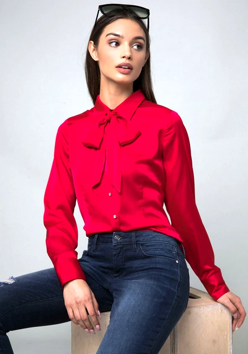 Блузка с бантом