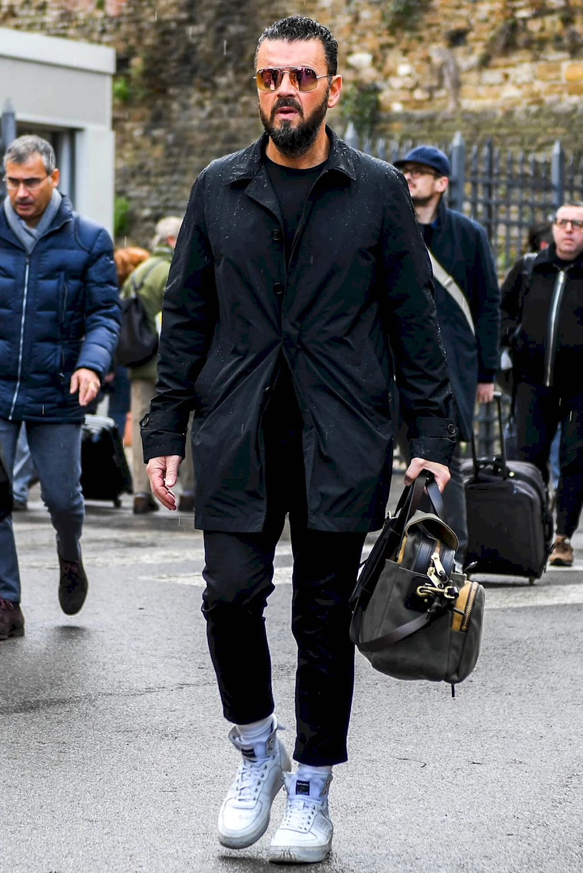 Мужской плащ с высокими кроссовками