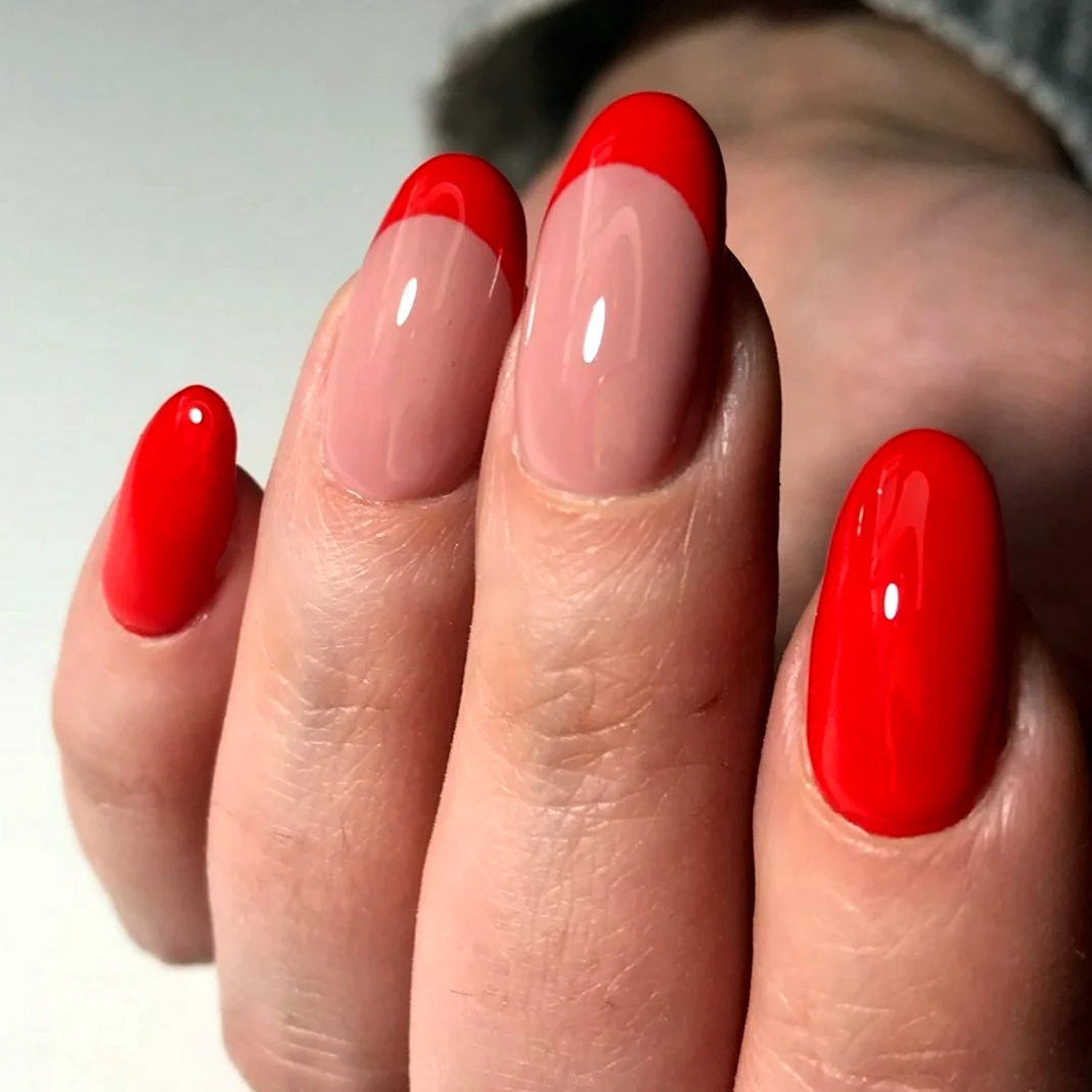 Алый маникюр