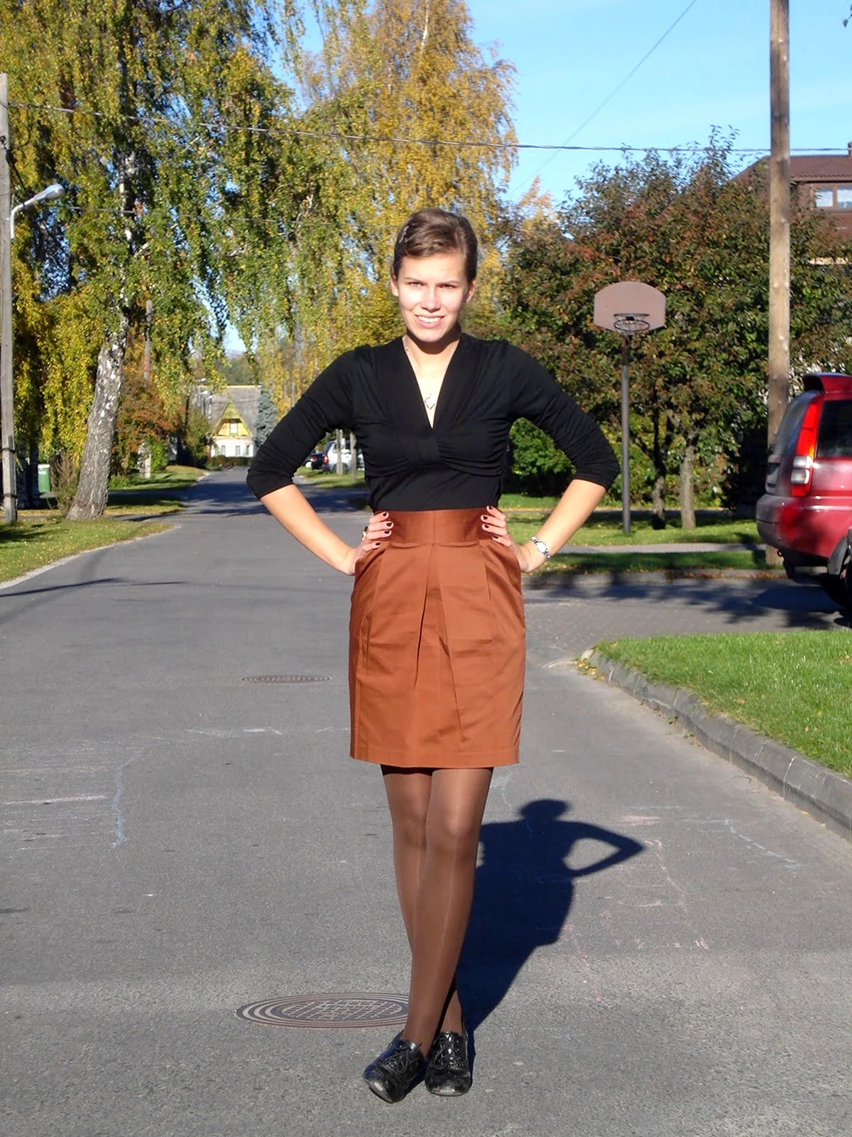 Женщины в коричневых колготках