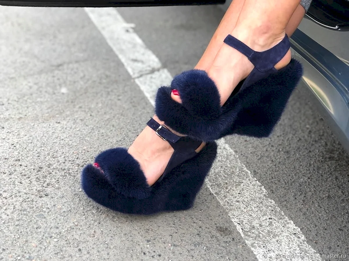 Босоножки из меха