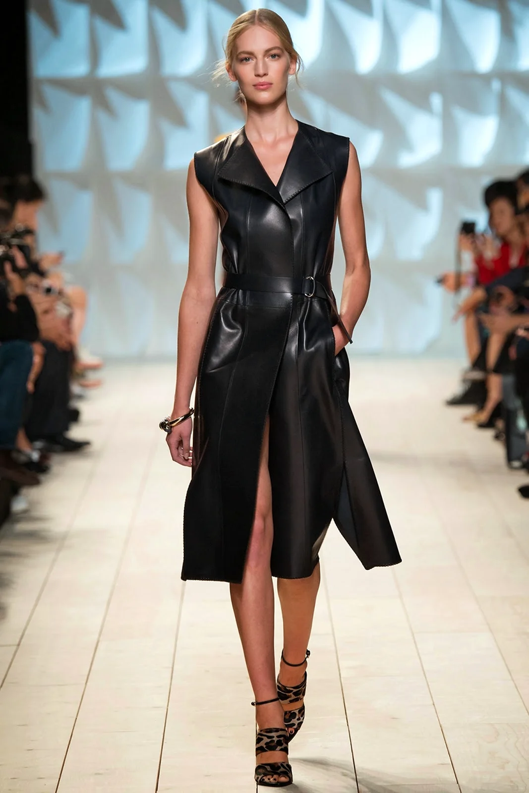 Кожаный плащ тренд 2020