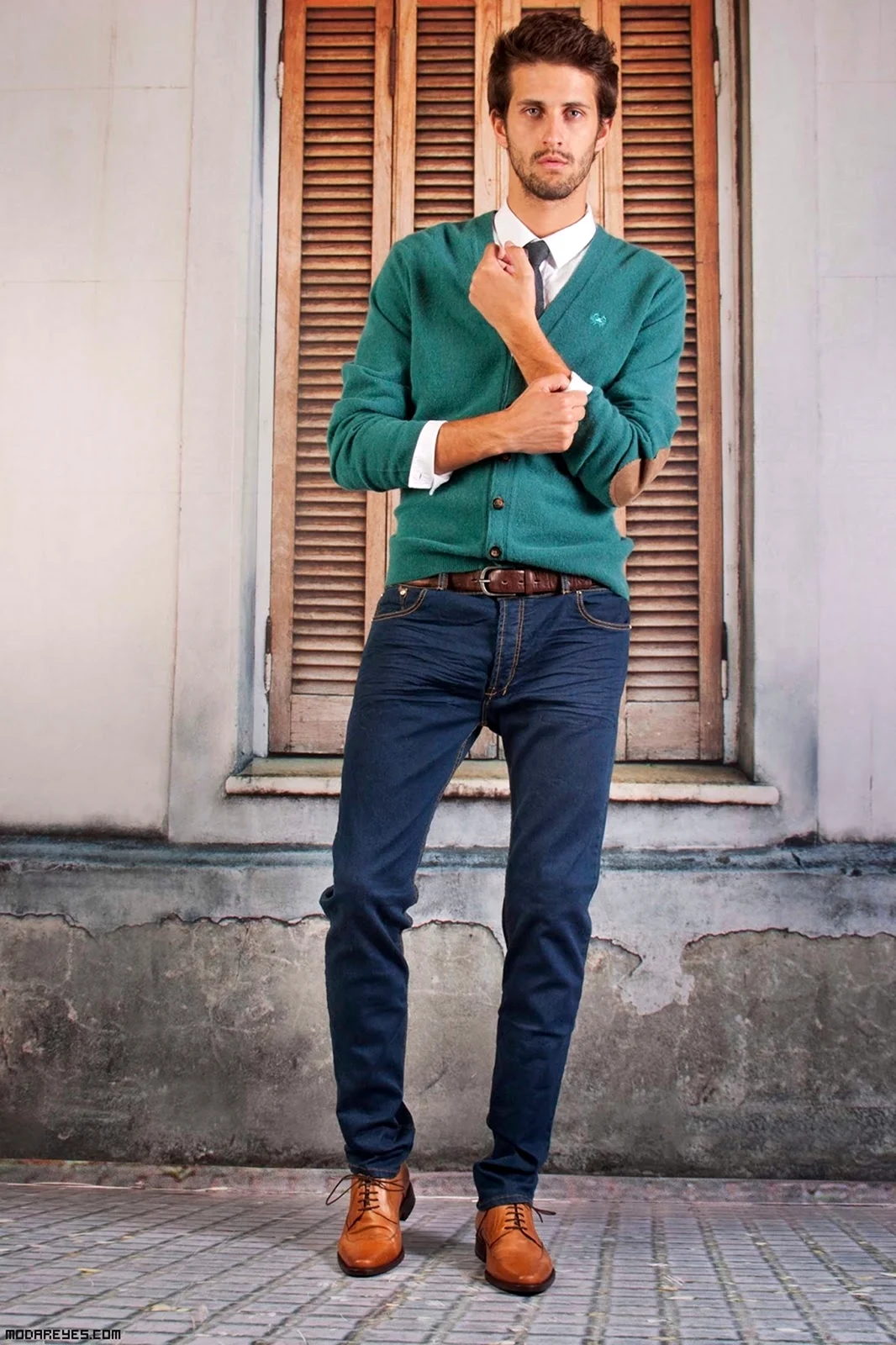 Синие брюки и коричневые ботинки