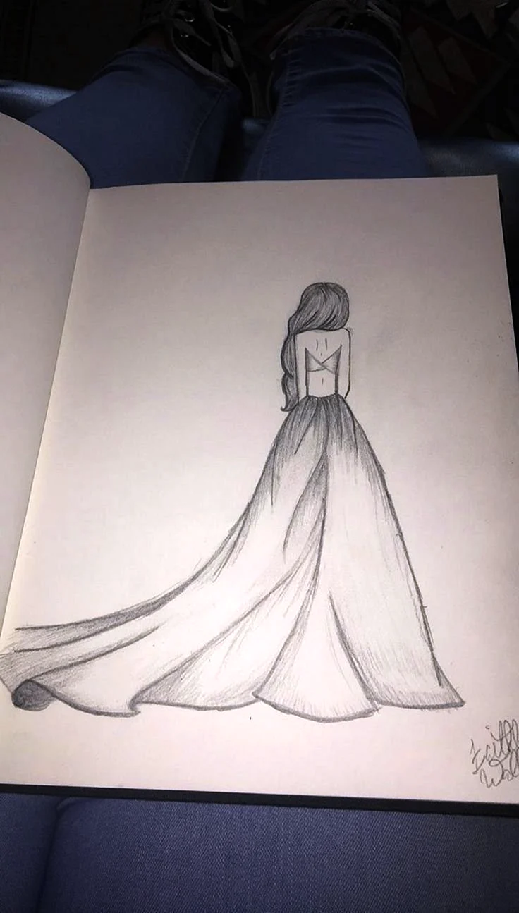 Девушка в платье карандашом