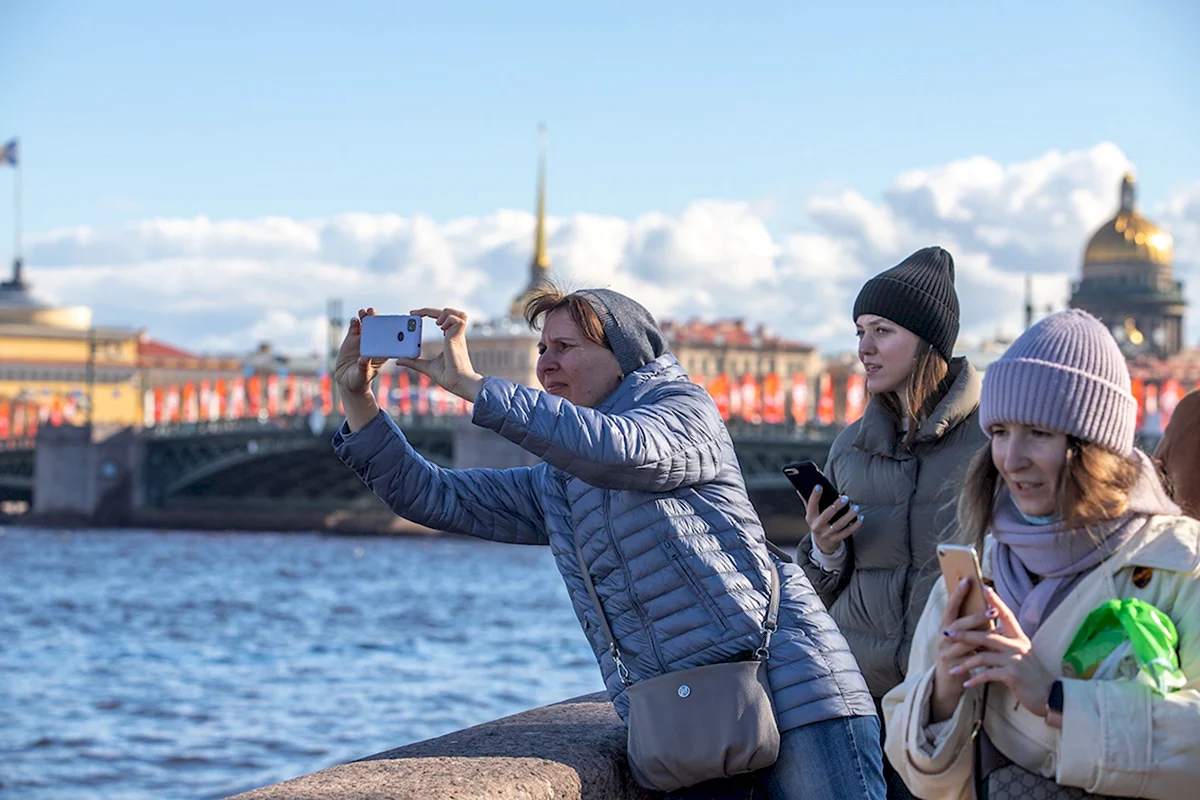 Туристы в Петербурге