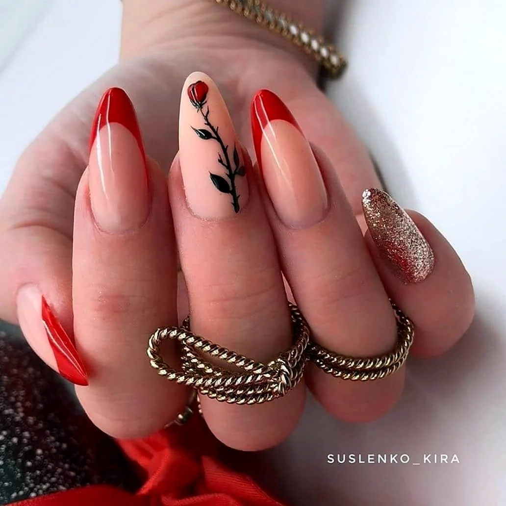 Красный френч на миндалевидных 2022