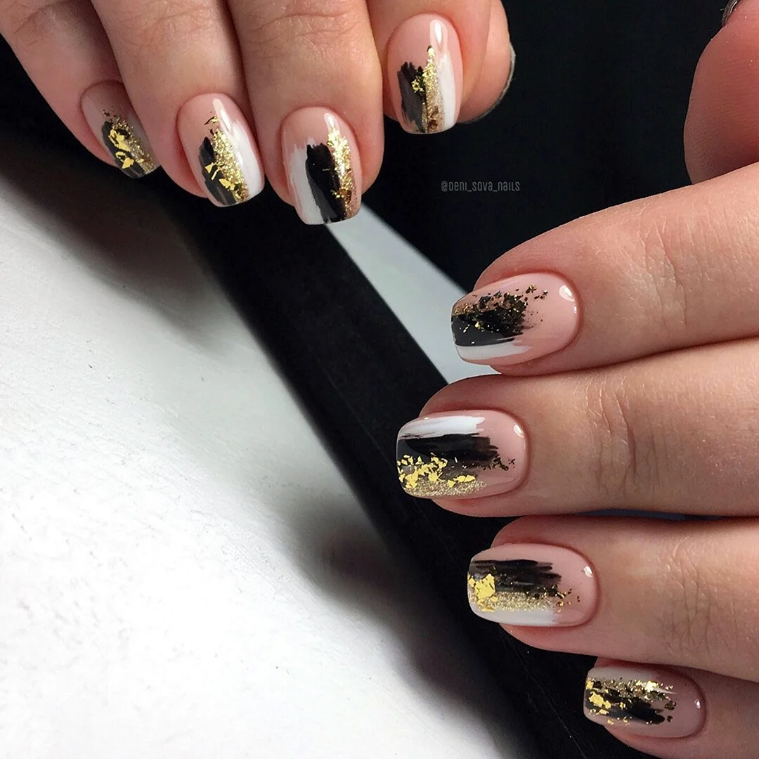 Маникюр с фольгой