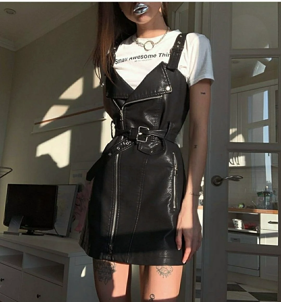 Платье с кожаными ремешками