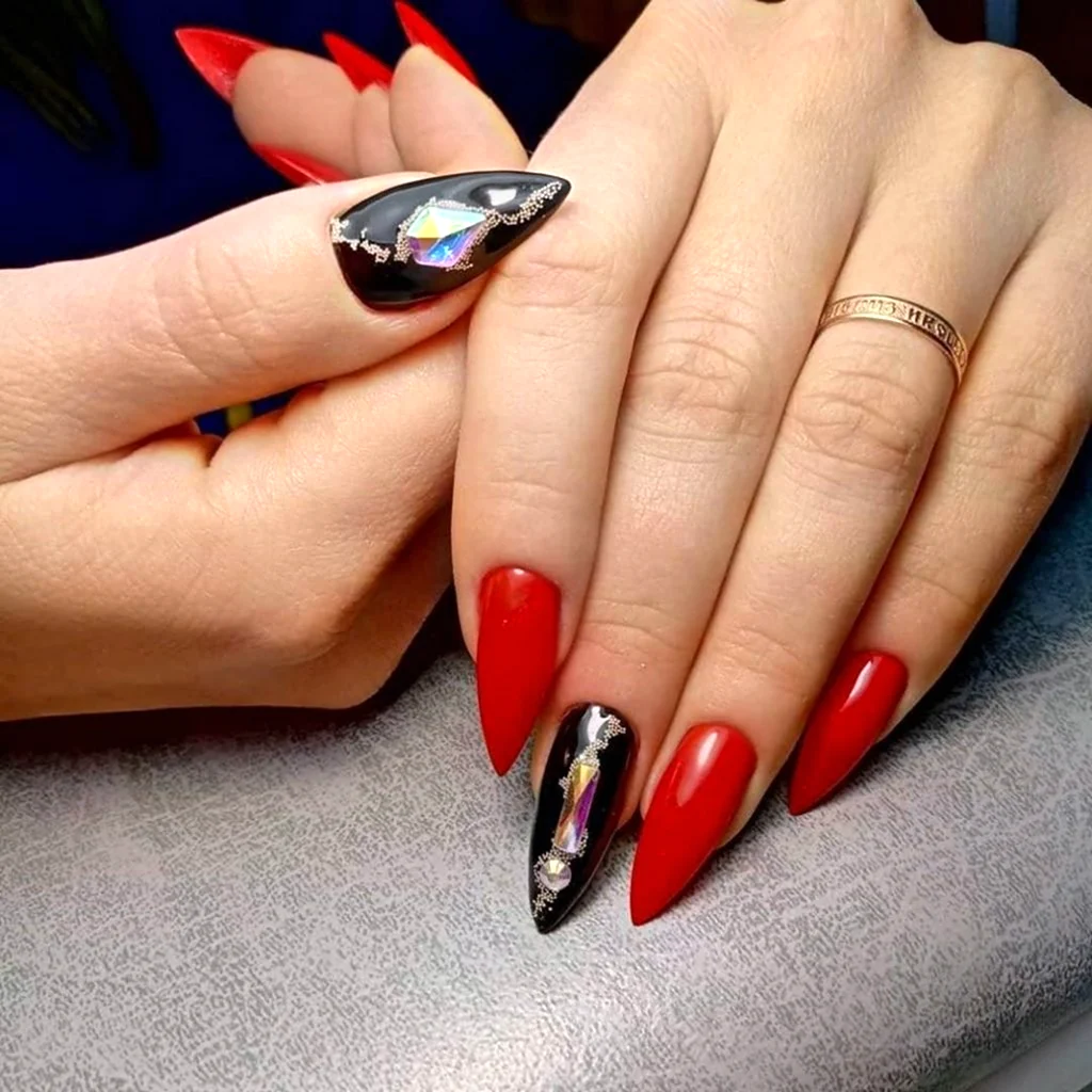Красные острые ногти