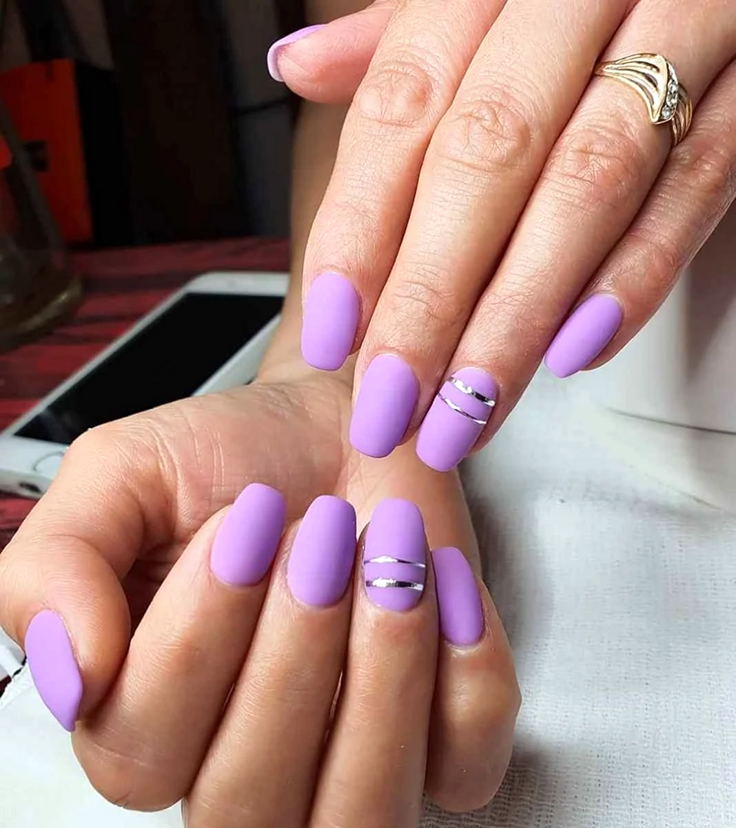 Маникюр фиолетовый с белым