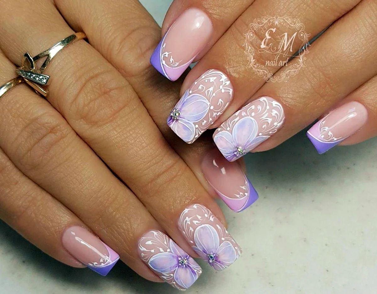 Красивый французский маникюр с рисунком