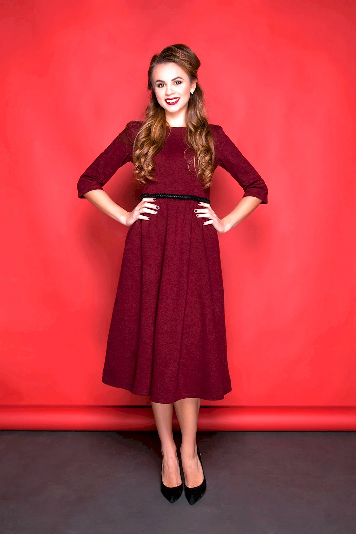 Бордовое платье
