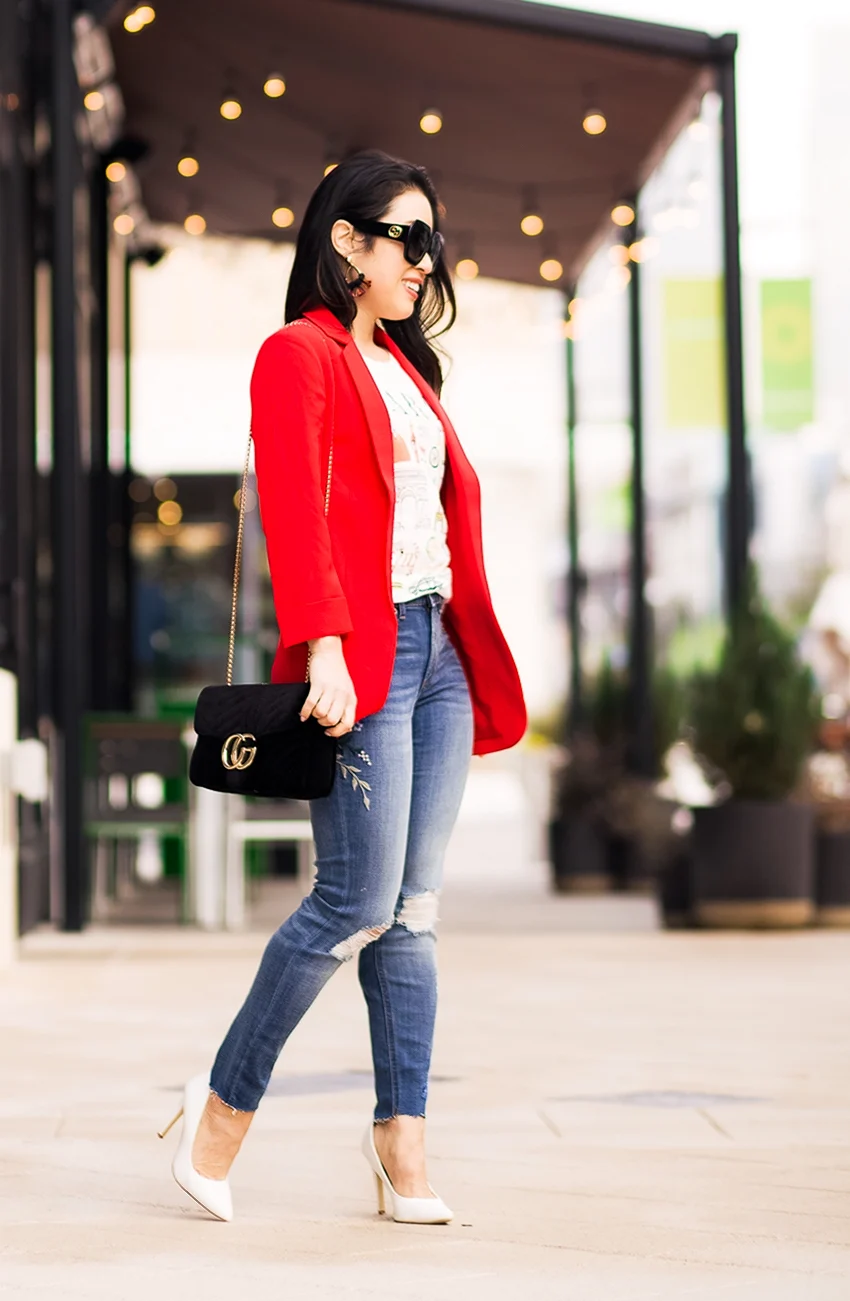 Джинсы с красным пиджаком
