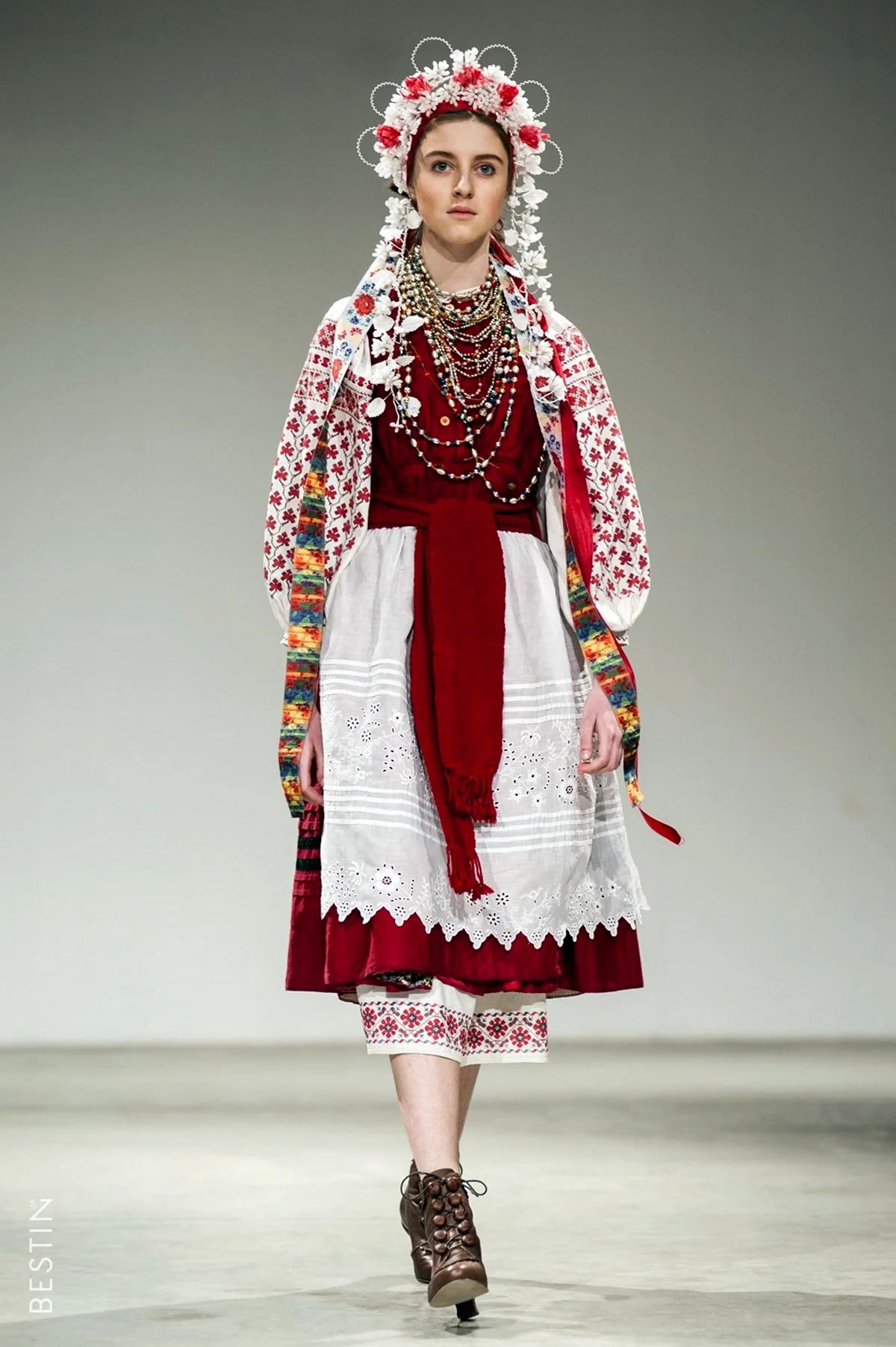 Яна Червинская украинский народный костюм