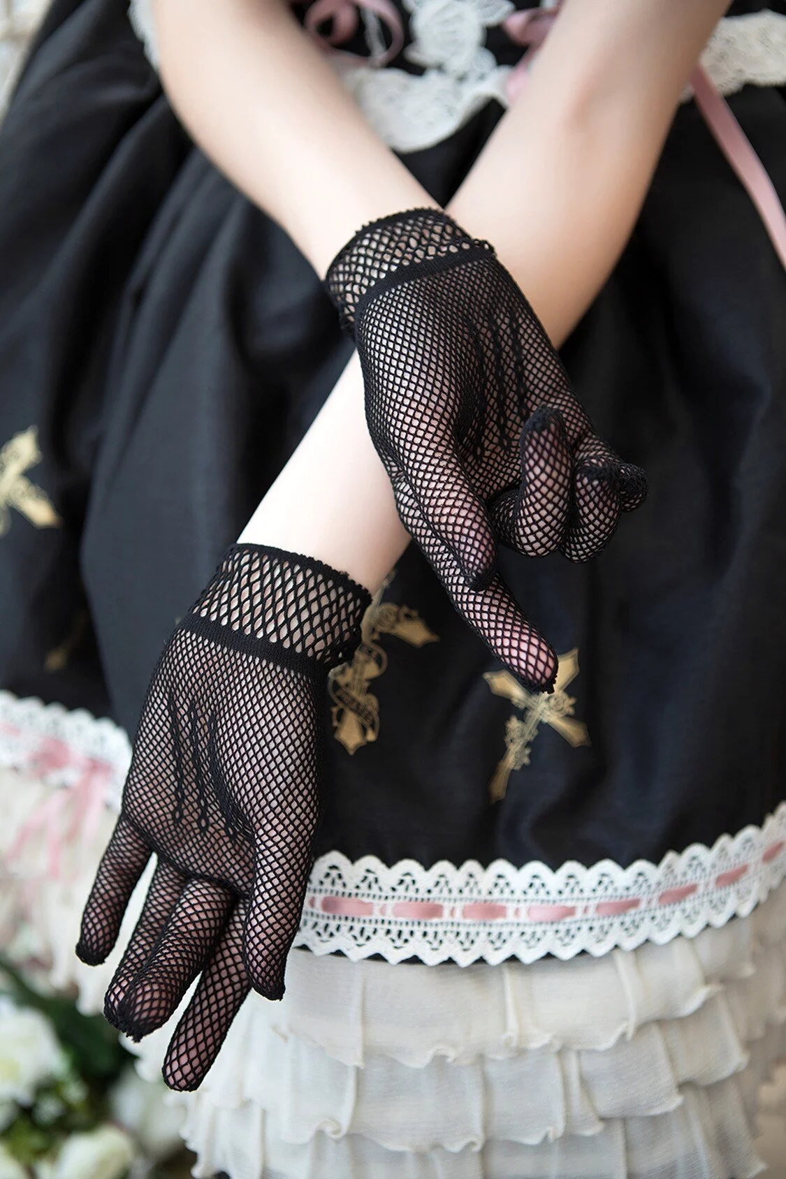 Девочка в кружевных перчатках
