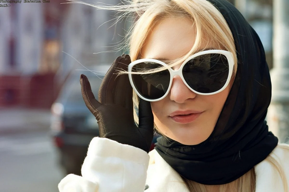 Девушка в платке и очках