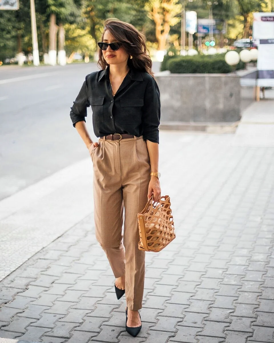 Образ с бежевыми брюками