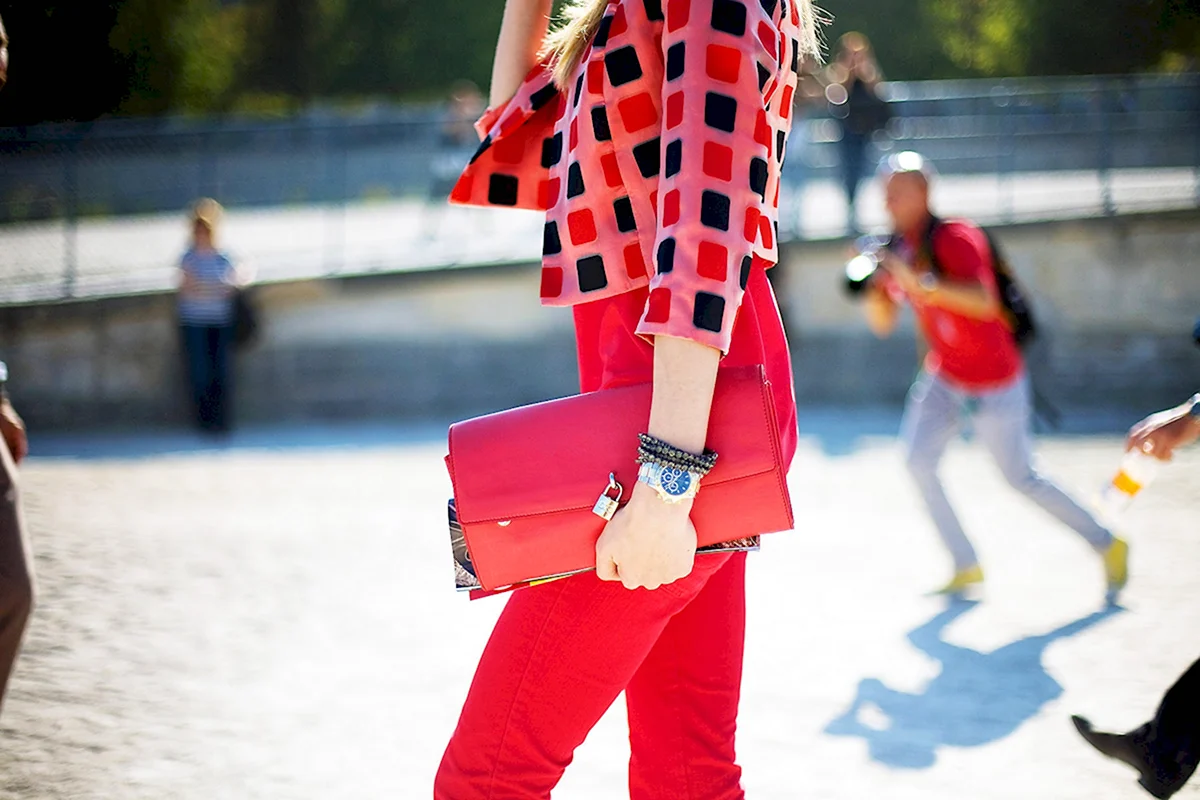 Красные брюки стрит стайл