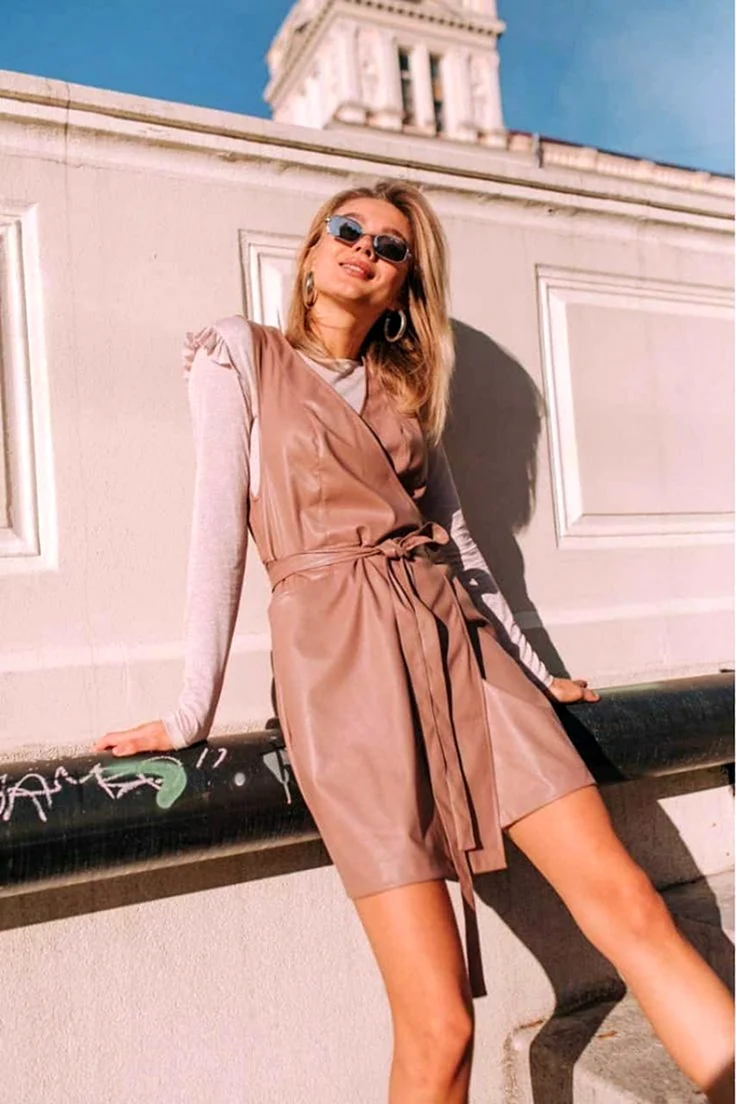 Кожаный сарафан Зара с плиссировкой 2020