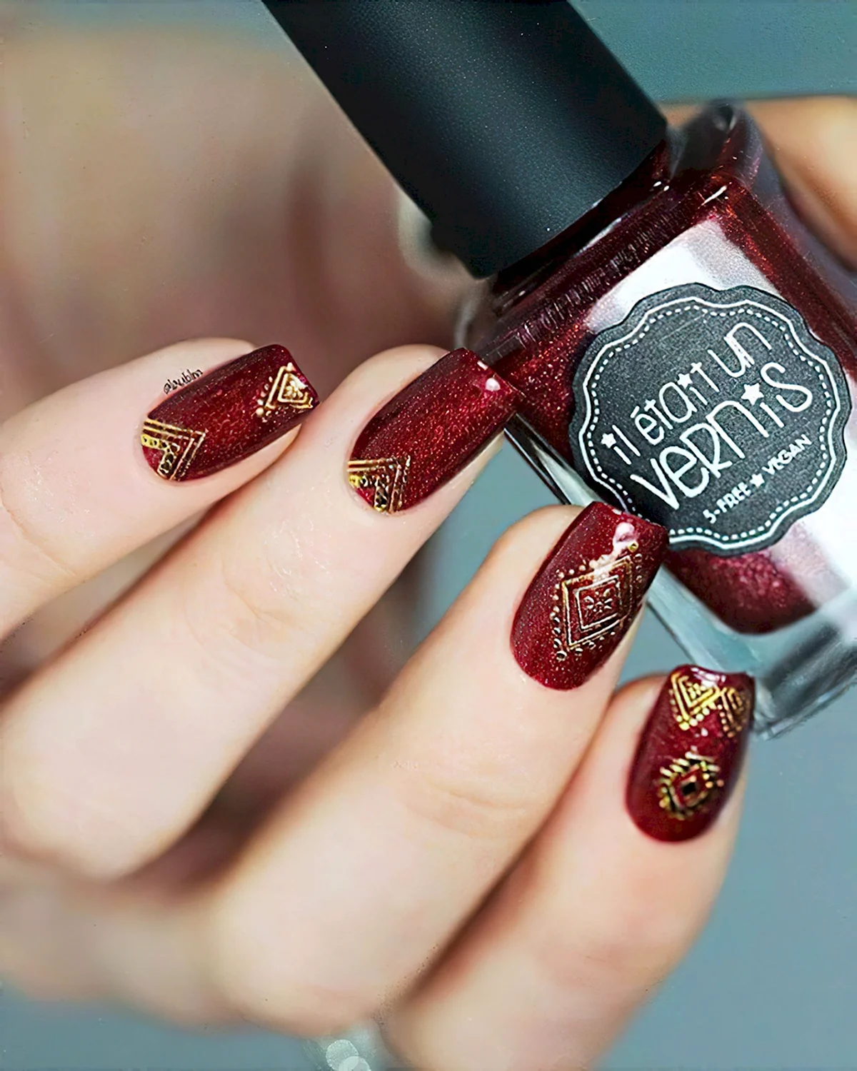 Бордовый маникюр стемпинг