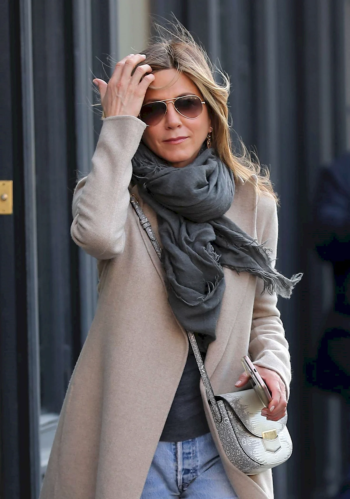 Дженнифер Энистон палантин