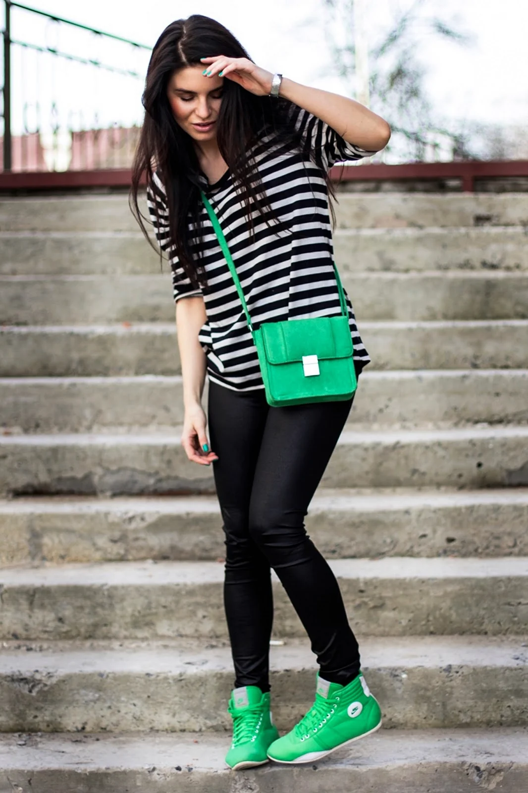 Зеленые кеды и джинсы