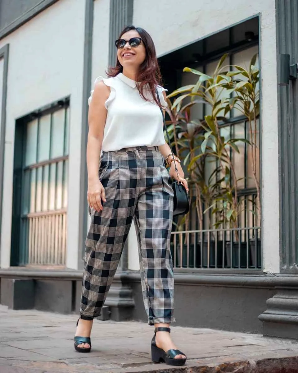 Лук с клетчатыми брюками