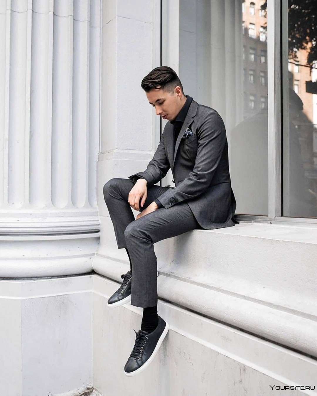 Мужской костюм с кроссовками