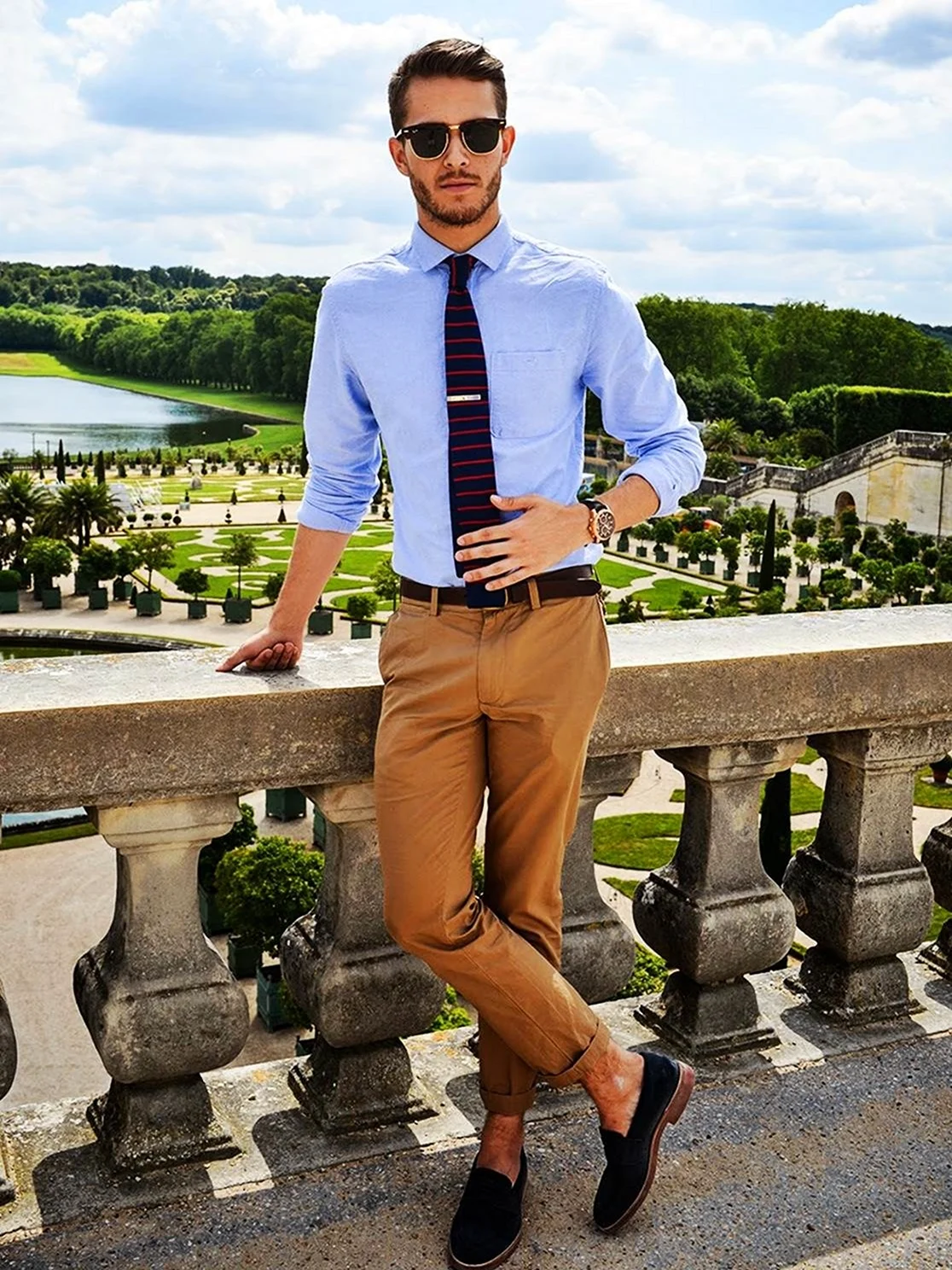 Бежевые брюки и голубая рубашка