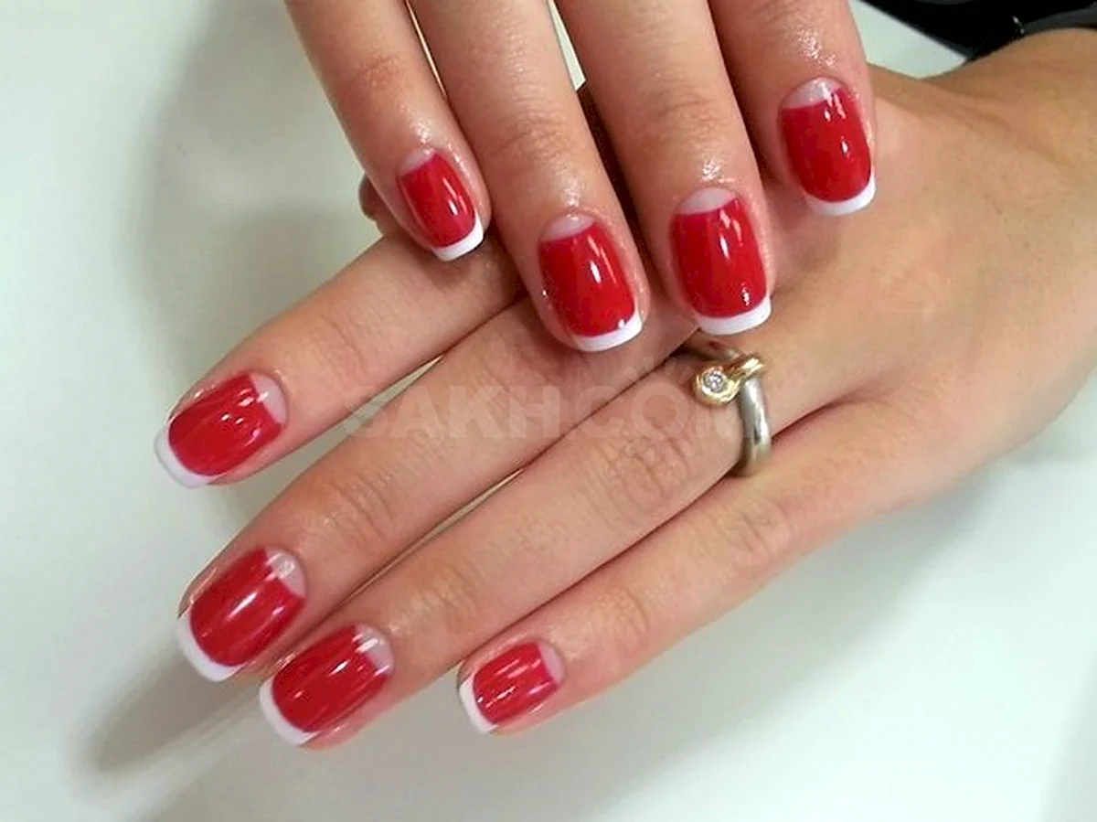 Маникюр красный с белым