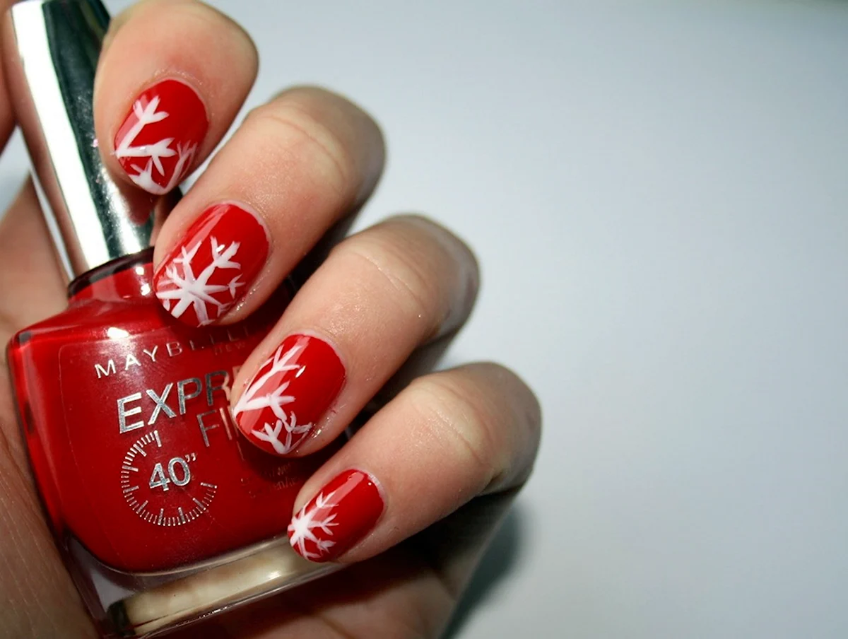 Оранжевые ногти со снежинками