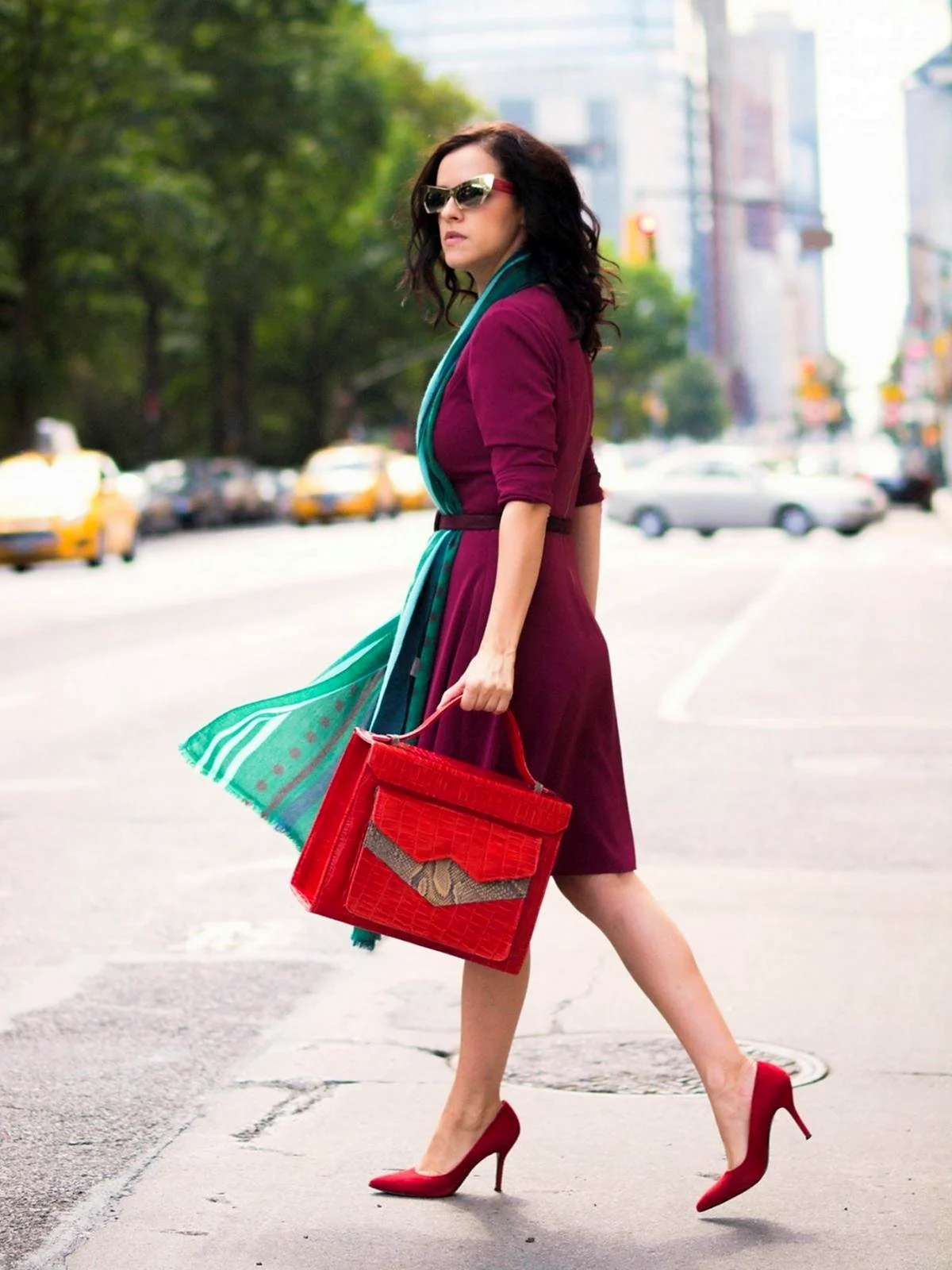 Зеленое платье и бордовые туфли