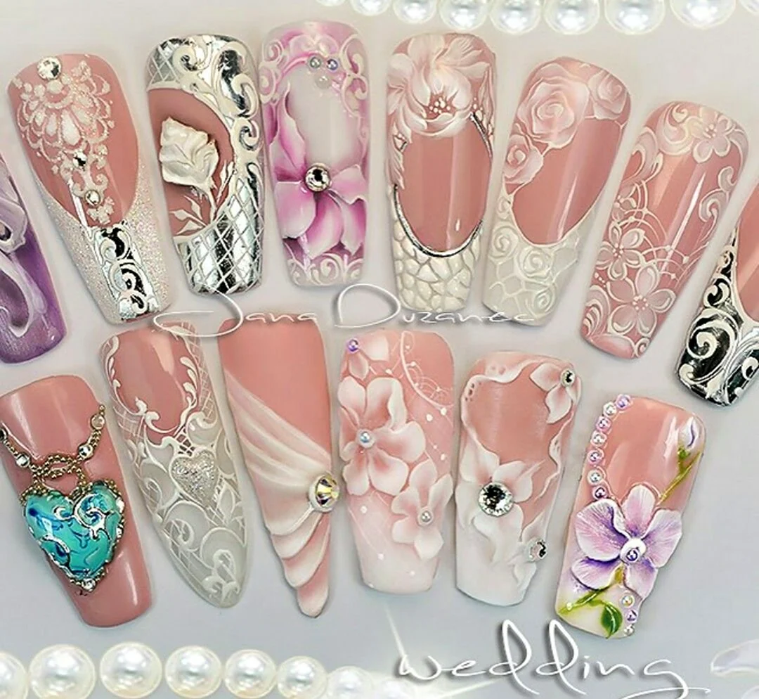 Лепнина на ногтях цветы