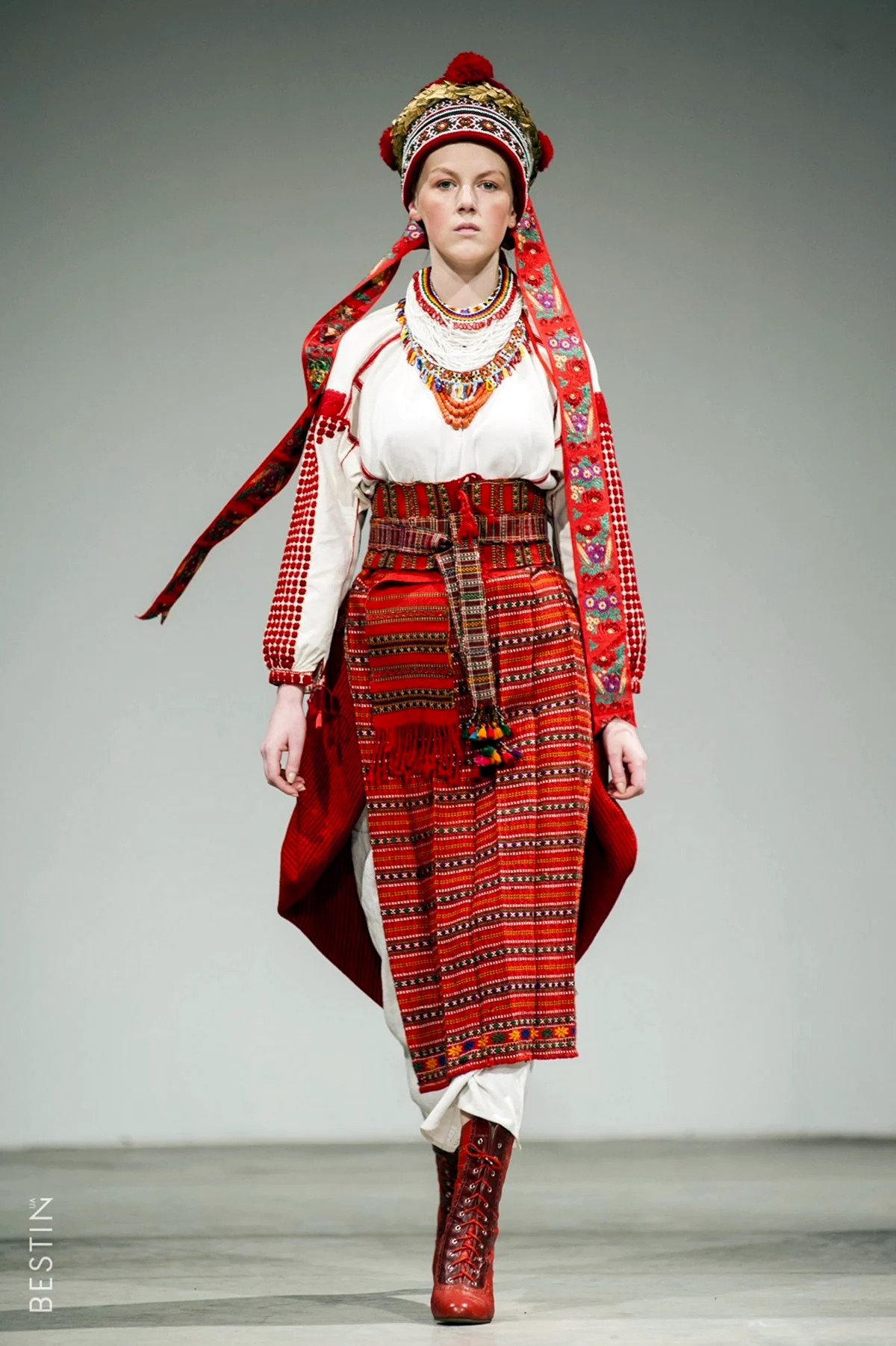 Традиционный украинский костюм женский