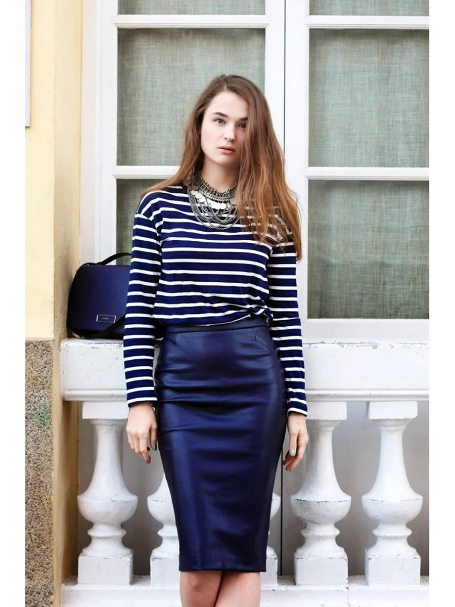 Синяя кожаная юбка