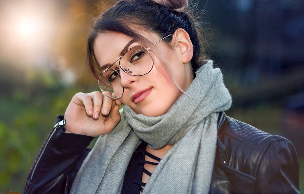 Девушка в очках