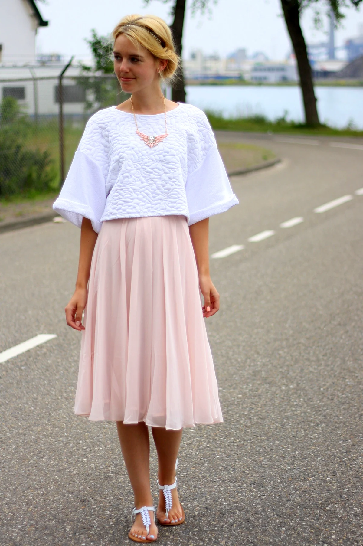 Розовая юбка с белой блузкой