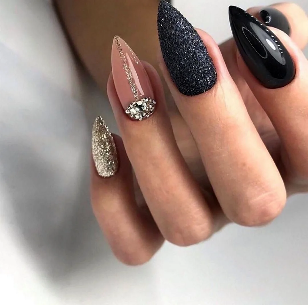 Маникюр на длинные миндальные