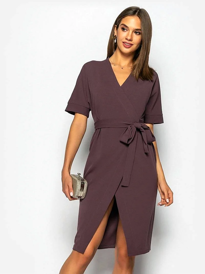 Платье с разрезом на ноге