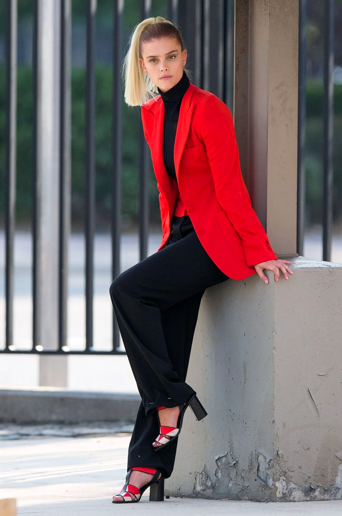 Красный пиджак и черные брюки