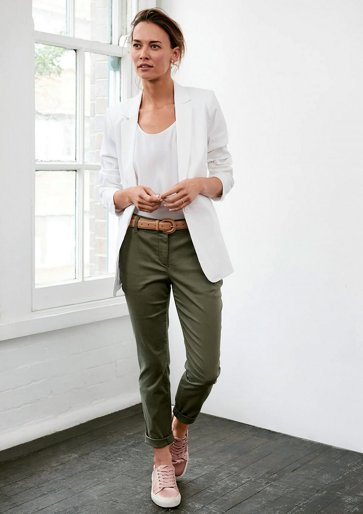 Льняные брюки цвета хаки