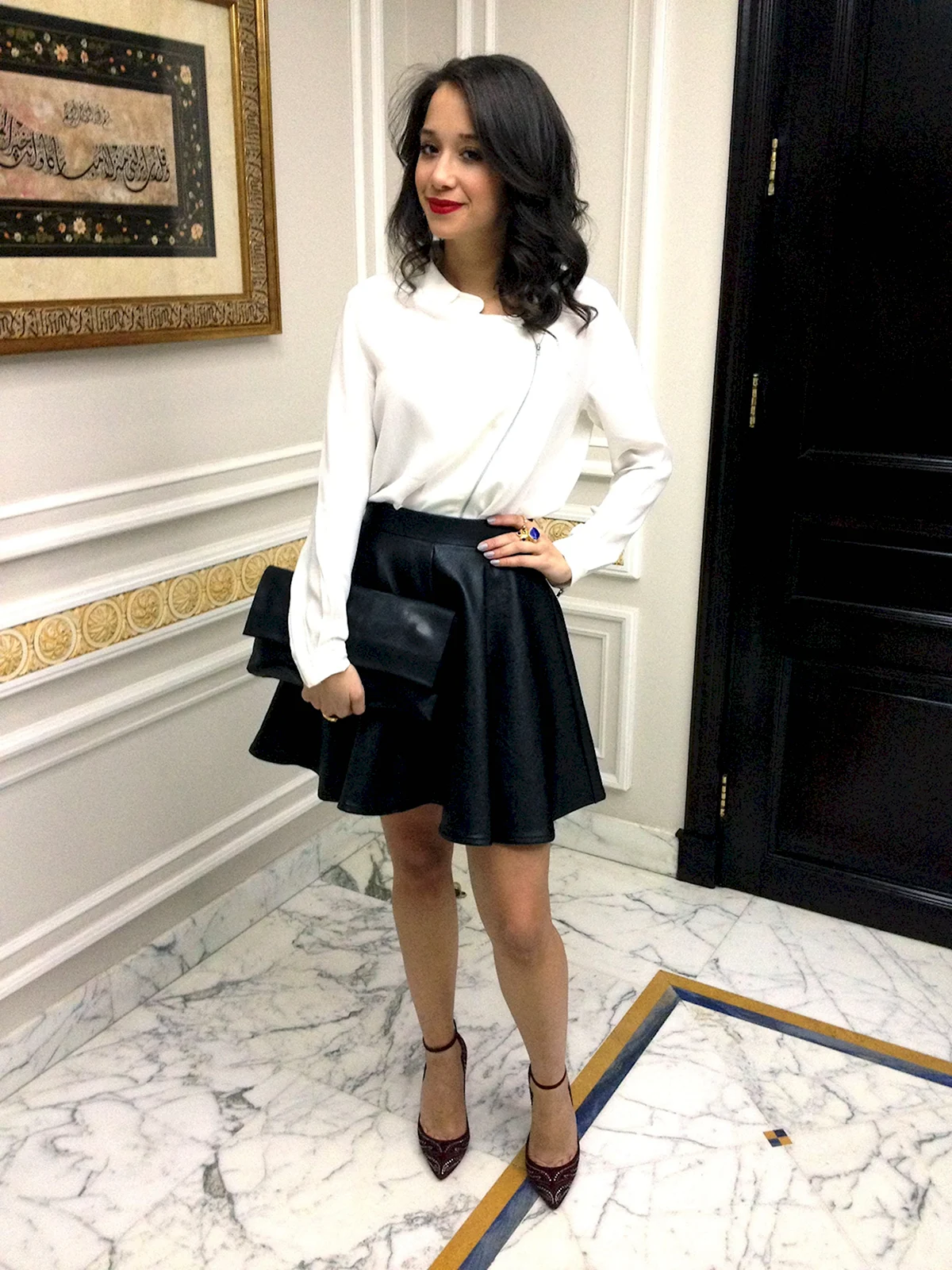 Белая рубашка и чёрная юбка