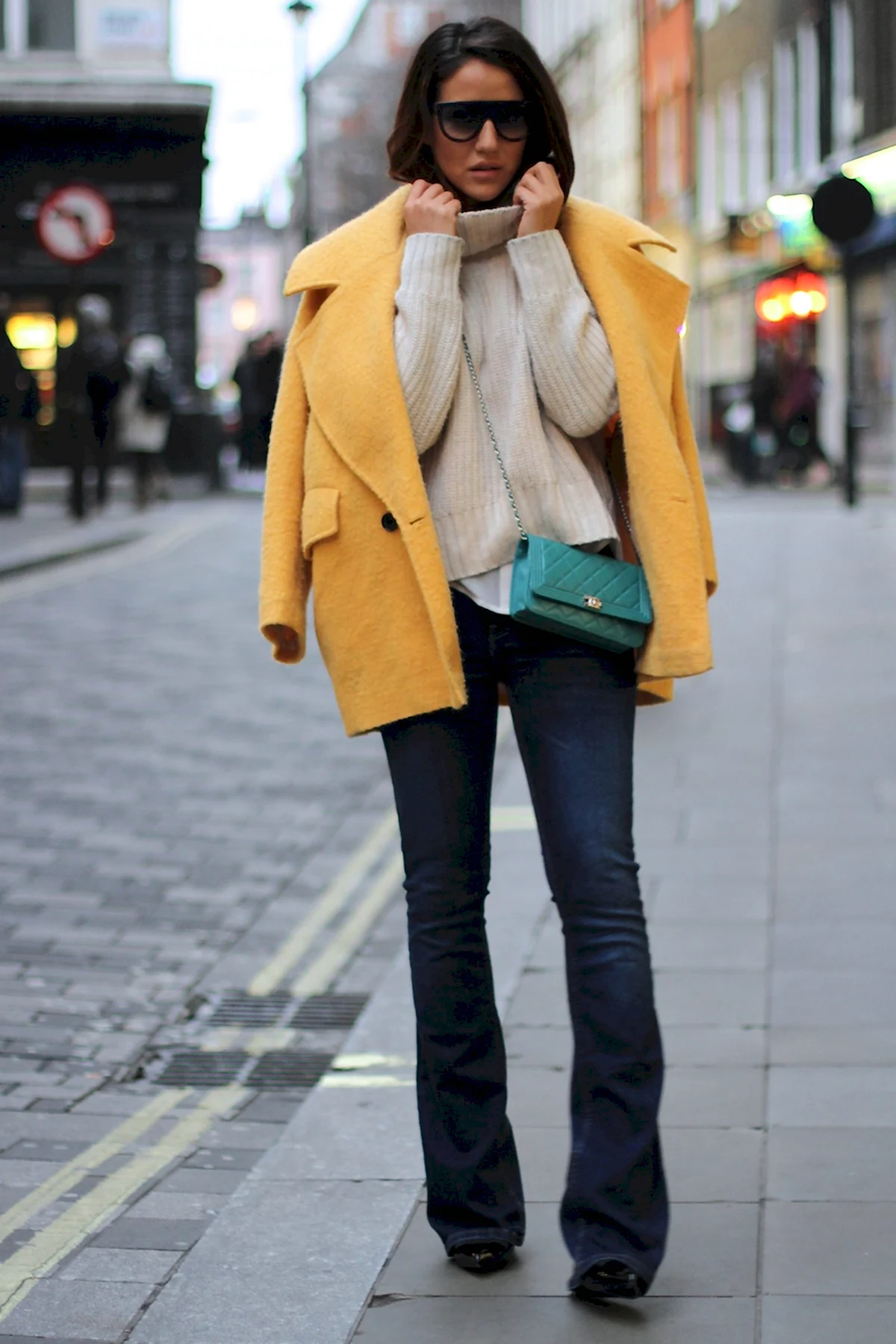 Луки с горчичной курткой