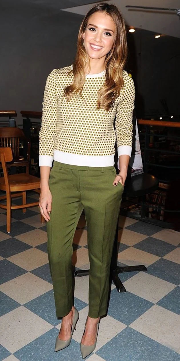 Джессика Альба в зеленых брюках