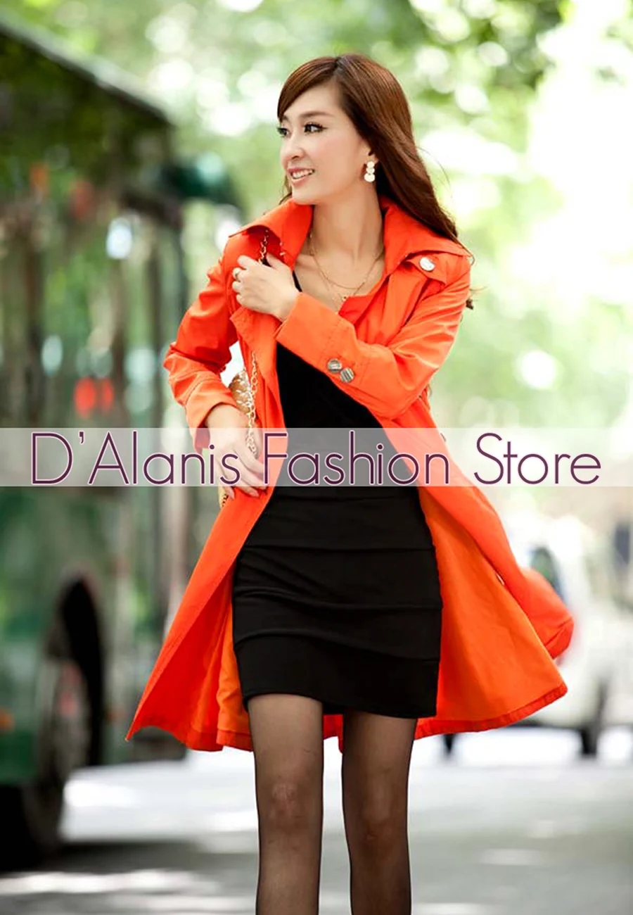 Девушка в оранжевом плаще