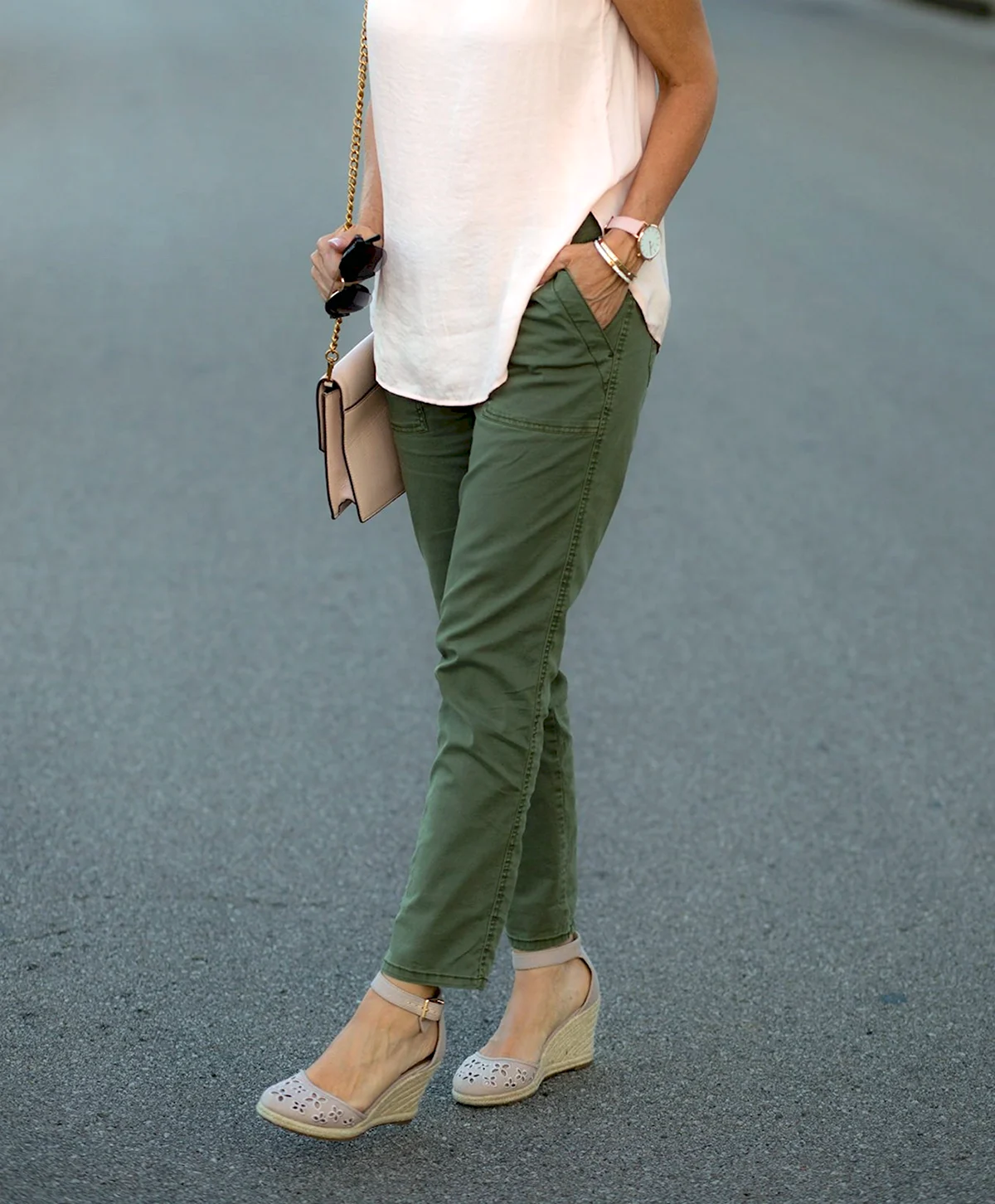 Оливковые джинсы