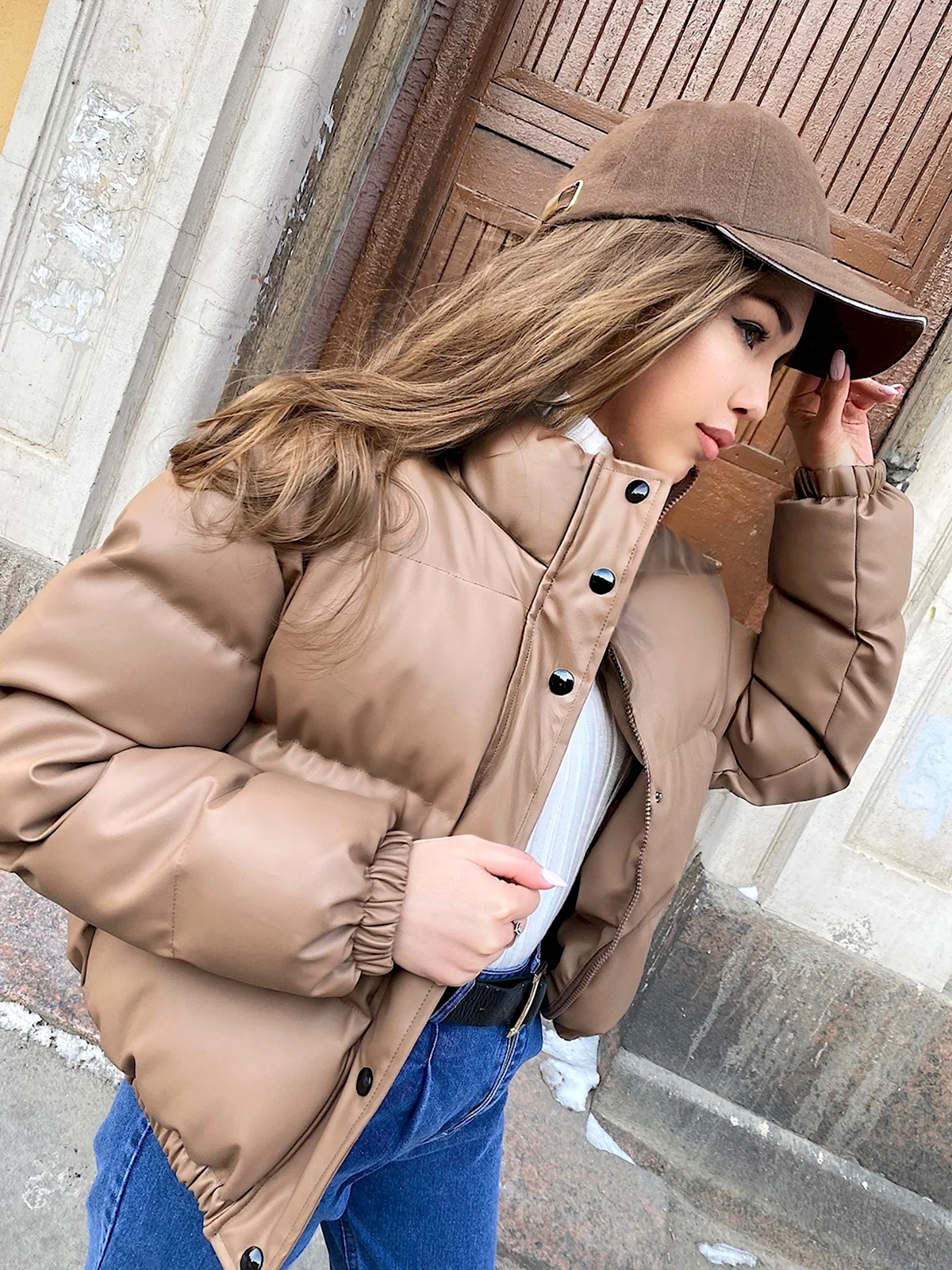 Бежевая короткая куртка