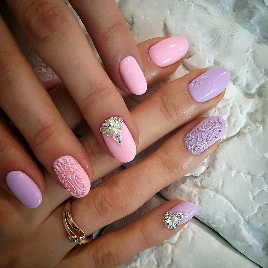 Нарядный розовый маникюр