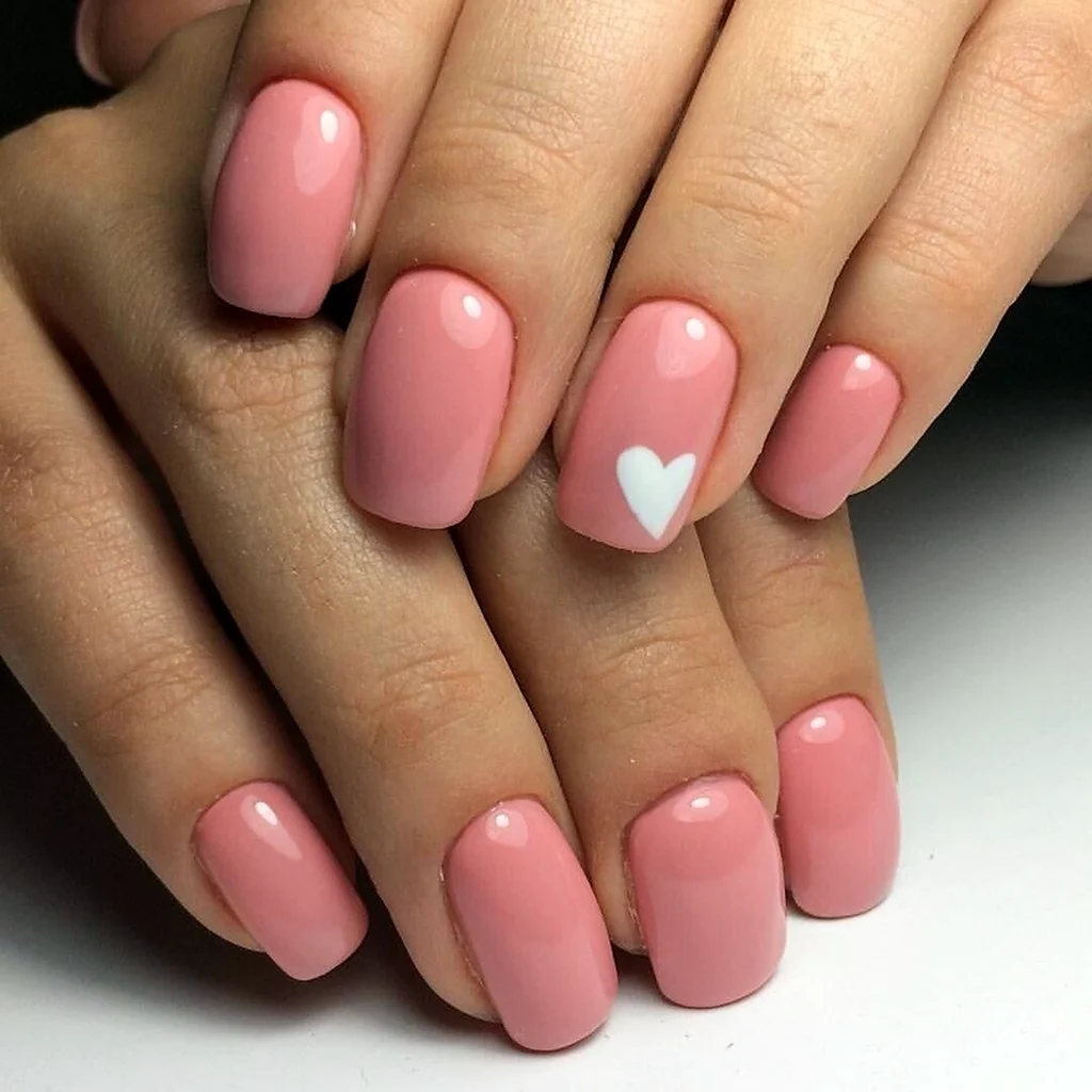 Розовый маникюр