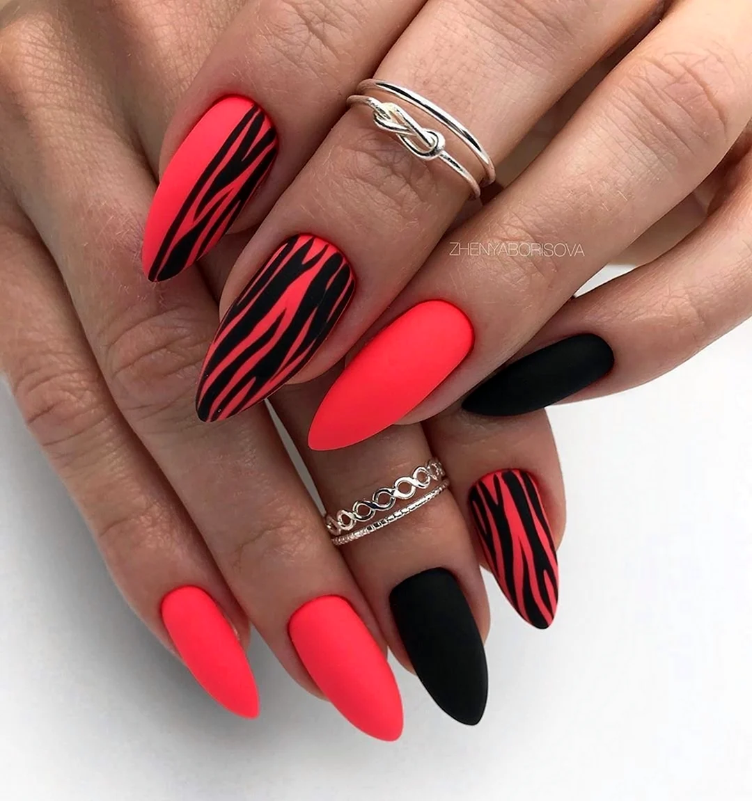 Яркий маникюр